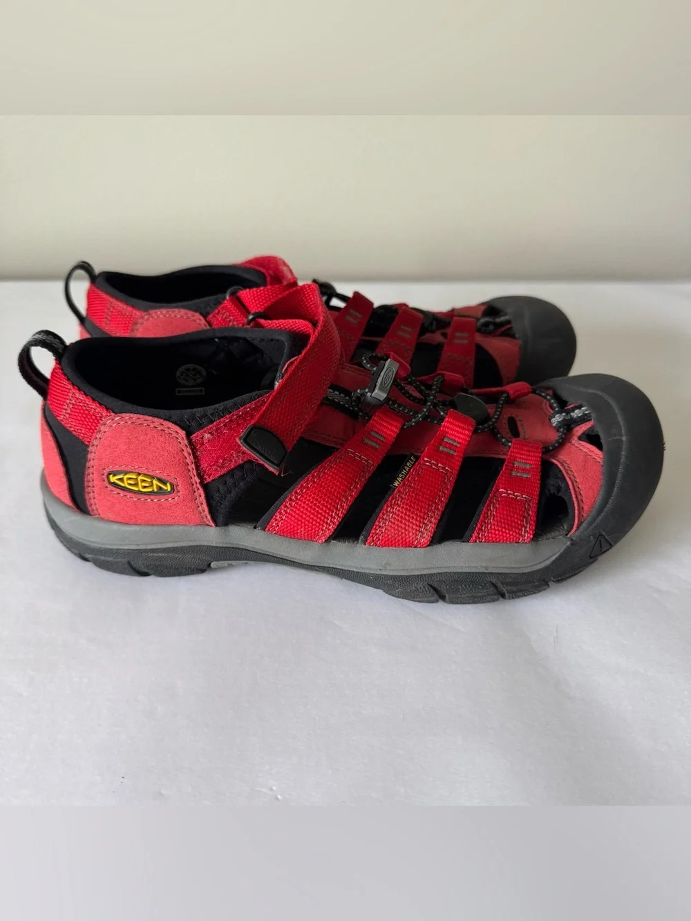 KEEN Size 7 Men’s Red Sandals Shoes - EUC